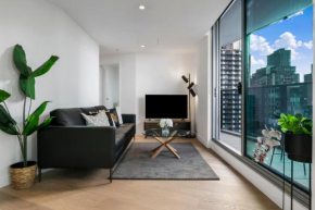 Charming 2BR Apt with Parkland and Mountain Views, Melbourne